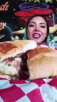 ¡Prueba las deliciosas tortas de Mr. Jaads! Karina disfrutó de una de casi medio kilo.