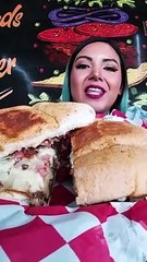 ¡Prueba las deliciosas tortas de Mr. Jaads! Karina disfrutó de una de casi medio kilo.