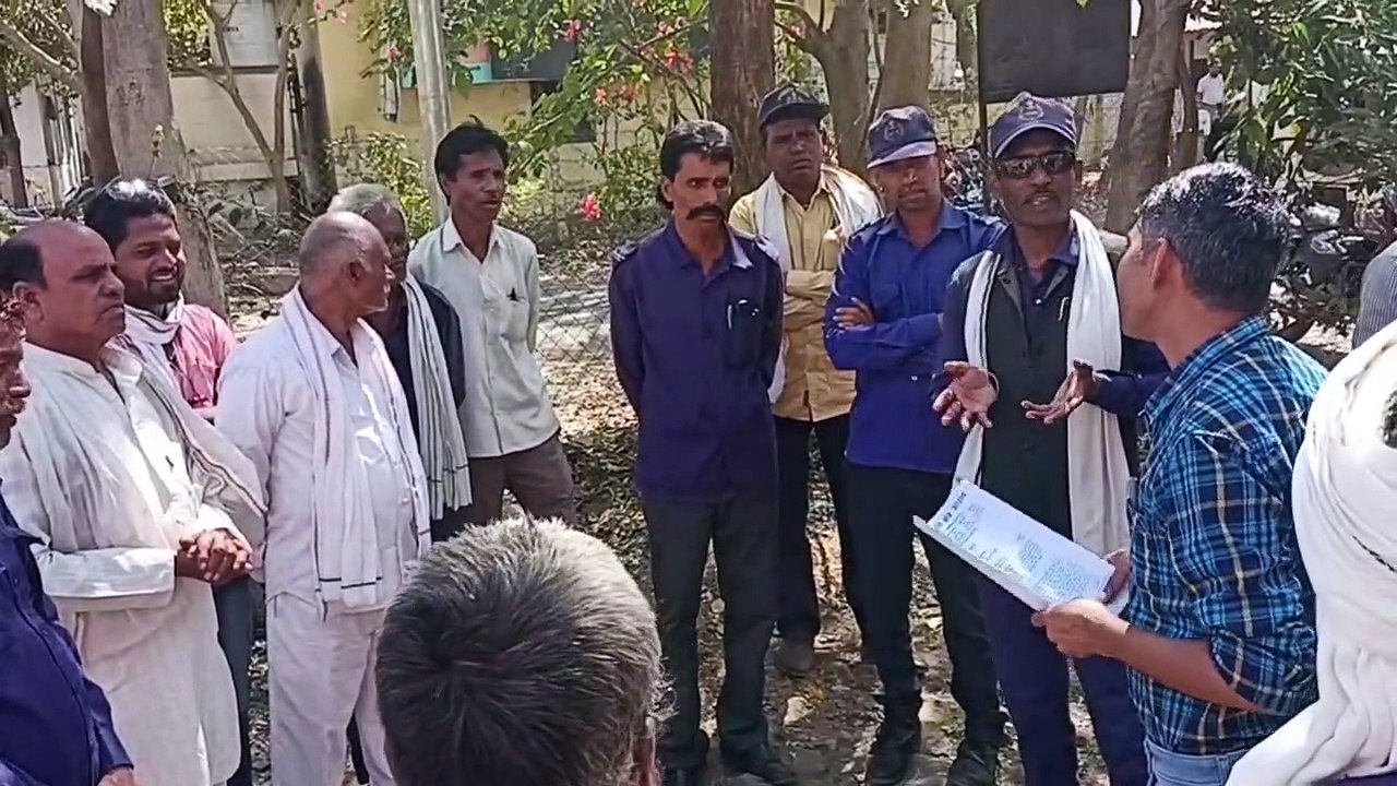 video story : कोटवारों ने कहा सरकार कर्मचारी घो...