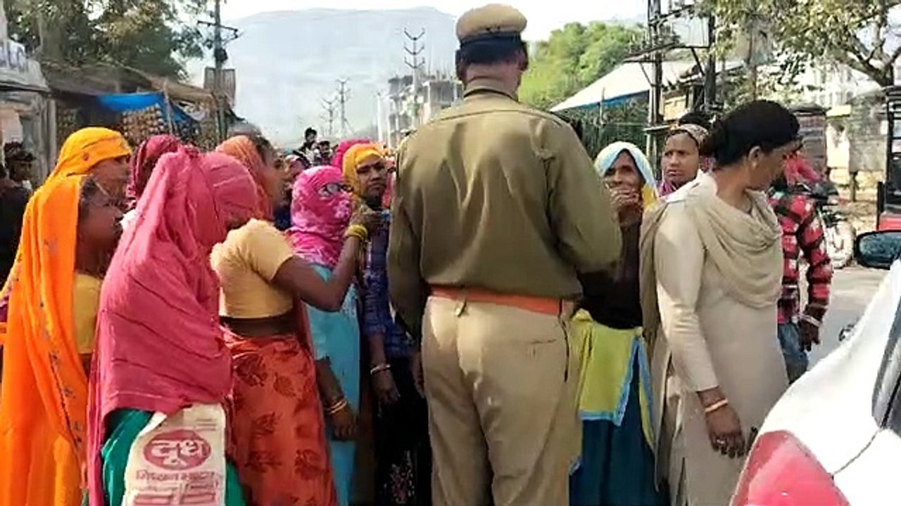पेयजल समस्या को लेकर महिलाओं ने लगाया जाम