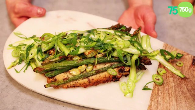 Tarte fine aux asperges, noisettes et oignons nouveaux