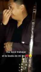 Joven músico se entera de que tocaría en la boda de su exnovia y rompe en llanto