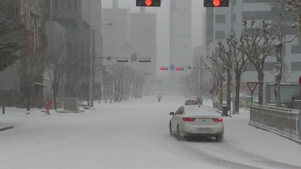 [날씨] 반짝 추위, 동해안 대설주의보 속 영동 15cm 더 온다 / YTN