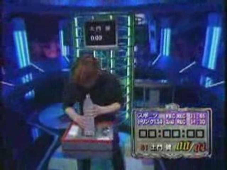 jeune boit une bouteille d'eau en -de 5s