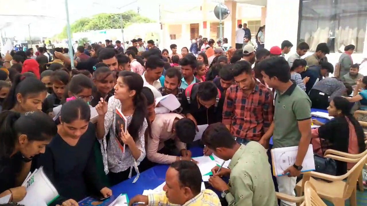 रोजगार पाने की चाह में मेले में उमड़ी बेरोजगारो की भीड़, धक्का-मुक्की के बीच संपन्न हुआ मेला