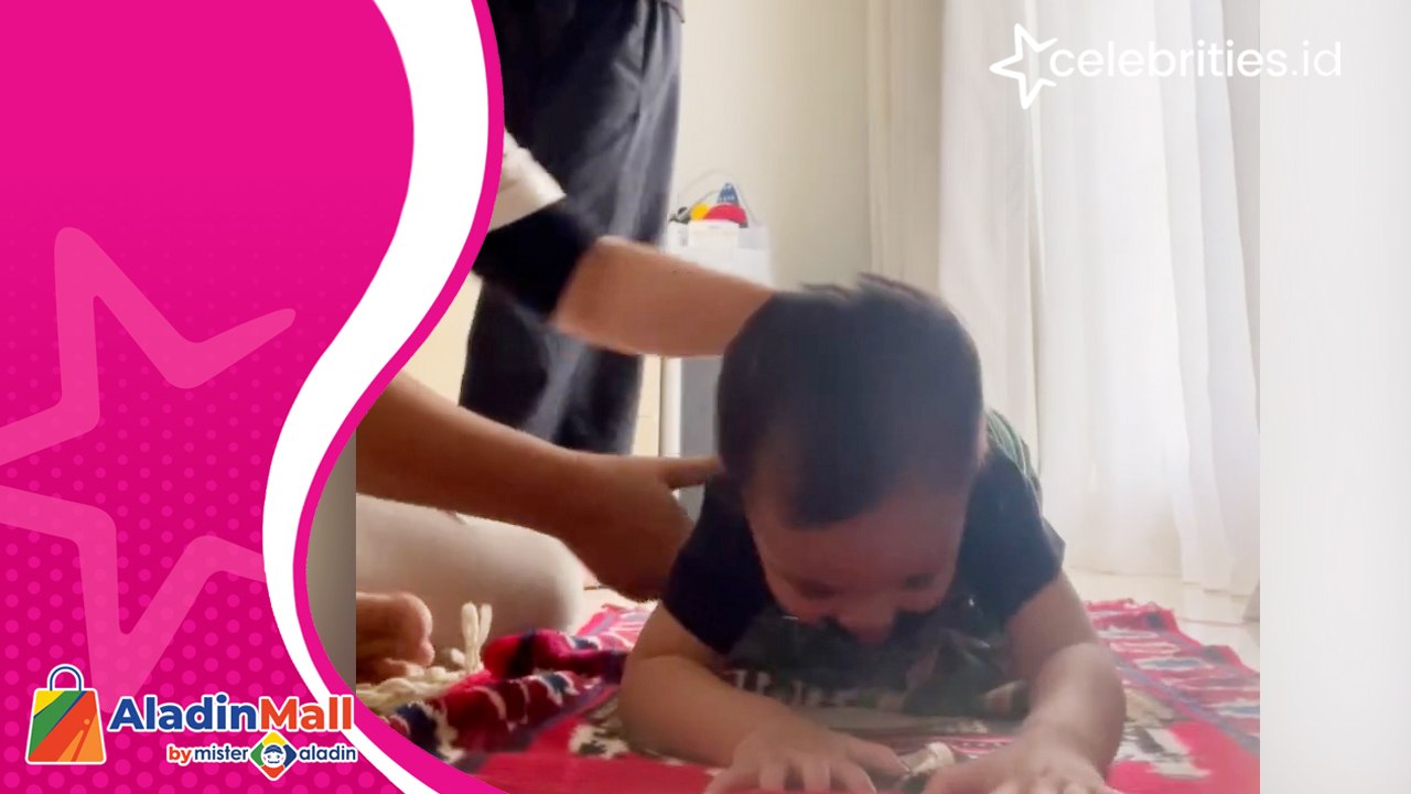 Rayyanza Belajar Salat, Bikin Gemas saat Pakai Sarung