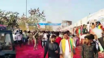 Tải video: प्रियंका गांधी का रायपुर में भव्य स्वागत, सड़क पर बिछाए गए गुलाब के फूल, देखें VIDEO