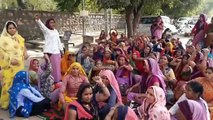 मांगों को लेकर केन्द्र बंद कर धरने पर बैठी आंगनबाड़ी महिला कर्मचारी