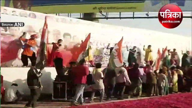 प्रियंका गांधी के लिए रायपुर में सड़कों पर बिछाई गई गुलाब के फूलों की पंखुड़ियां, देखें Video