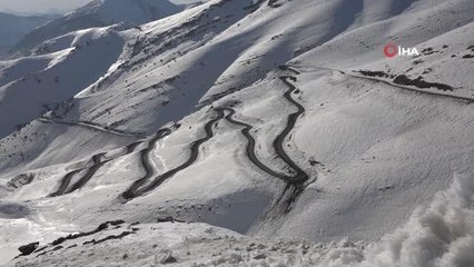 Yılan gibi kıvrılan yolda kar sonrası kartpostallık görüntüler oluştu