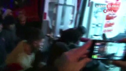 Kurtarmak isterken çatının altında kaldılar