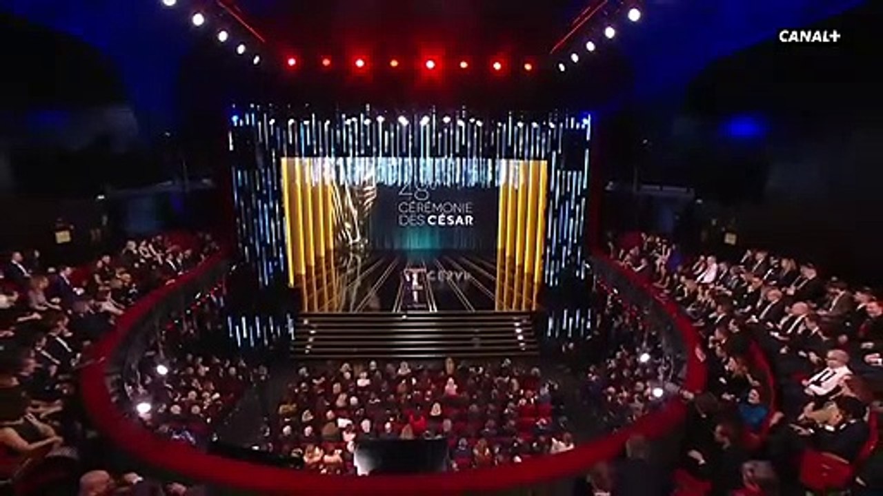 César - Juliette Binoche se lève dans la salle pendant le discours d'introduction de Jamel Debbouze et l'interpelle  : ""Je ne suis pas d'accord, je ne suis pas d'accord ! "