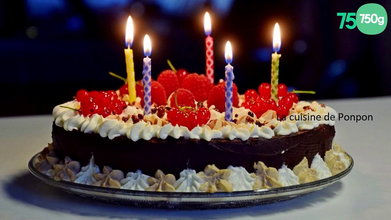 Gâteau magique au chocolat, chantilly et fruits rouges
