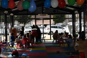 Çocuklar oyunlarla depremin acısını unutmaya çalışıyor