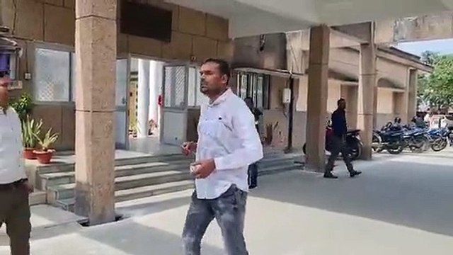 SSB जवान ने किया DM ऑफिस के बाहर आत्मदाह की कोशिश, बीजेपी नेता पर जमीन कब्जे का लगाया आरोप