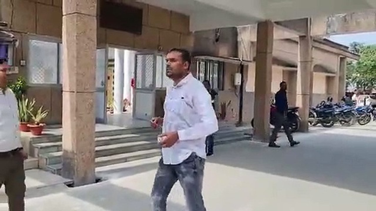 SSB जवान ने किया DM ऑफिस के बाहर आत्मदाह की कोशिश, बीजेपी नेता पर जमीन कब्जे का लगाया आरोप
