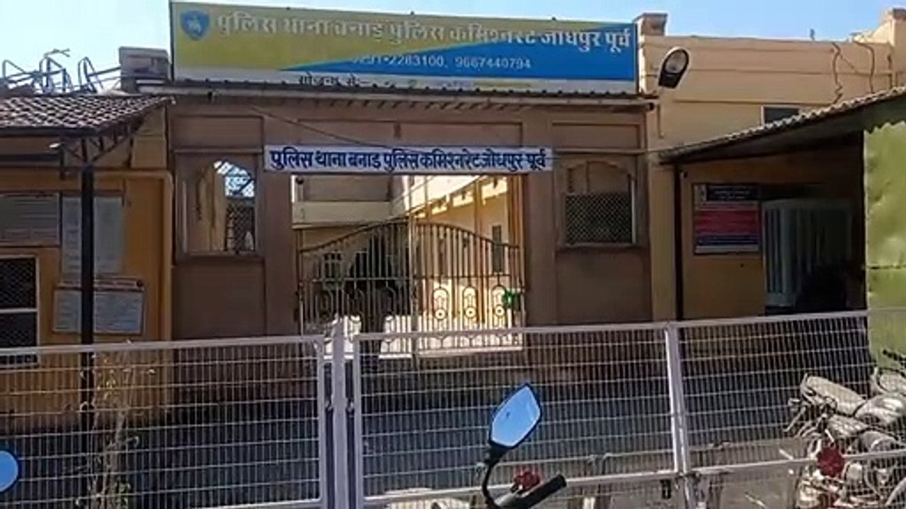 परीक्षा शुरू होने से पहले प्रश्न पत्र हल करते 2...
