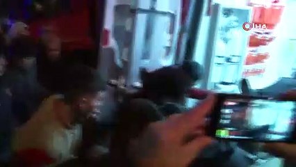 Kurtarmak isterken çatının altında kaldılar