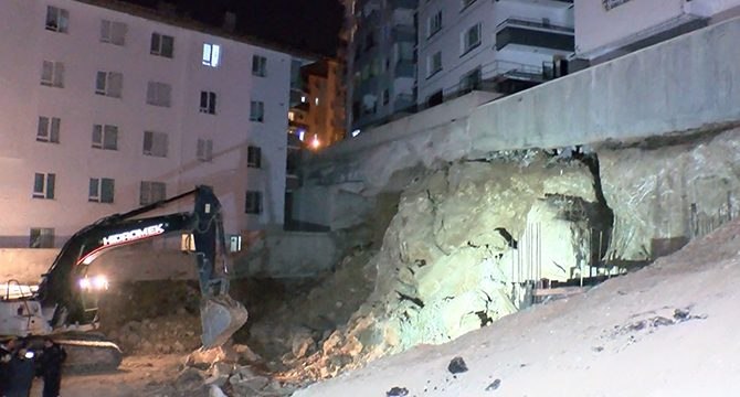 İnşaat kazısında 2 apartmanın istinat duvarı çöktü: 34 daire tahliye edildi