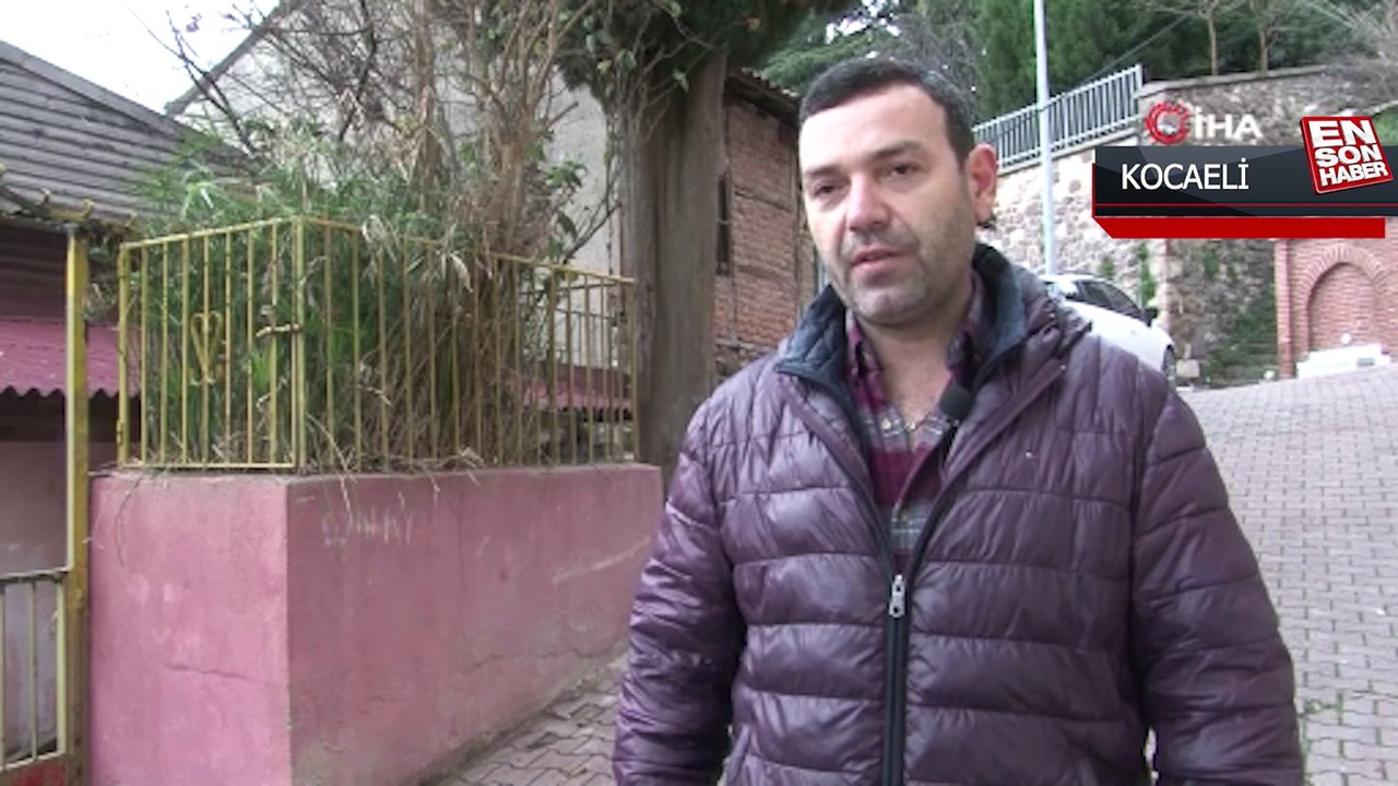İzmit’teki bir evin önündeki gizemli türbeyi gören dua ediyor