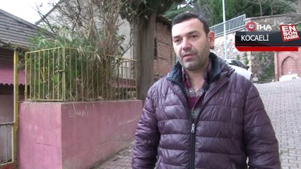 İzmit’teki bir evin önündeki gizemli türbeyi gören dua ediyor