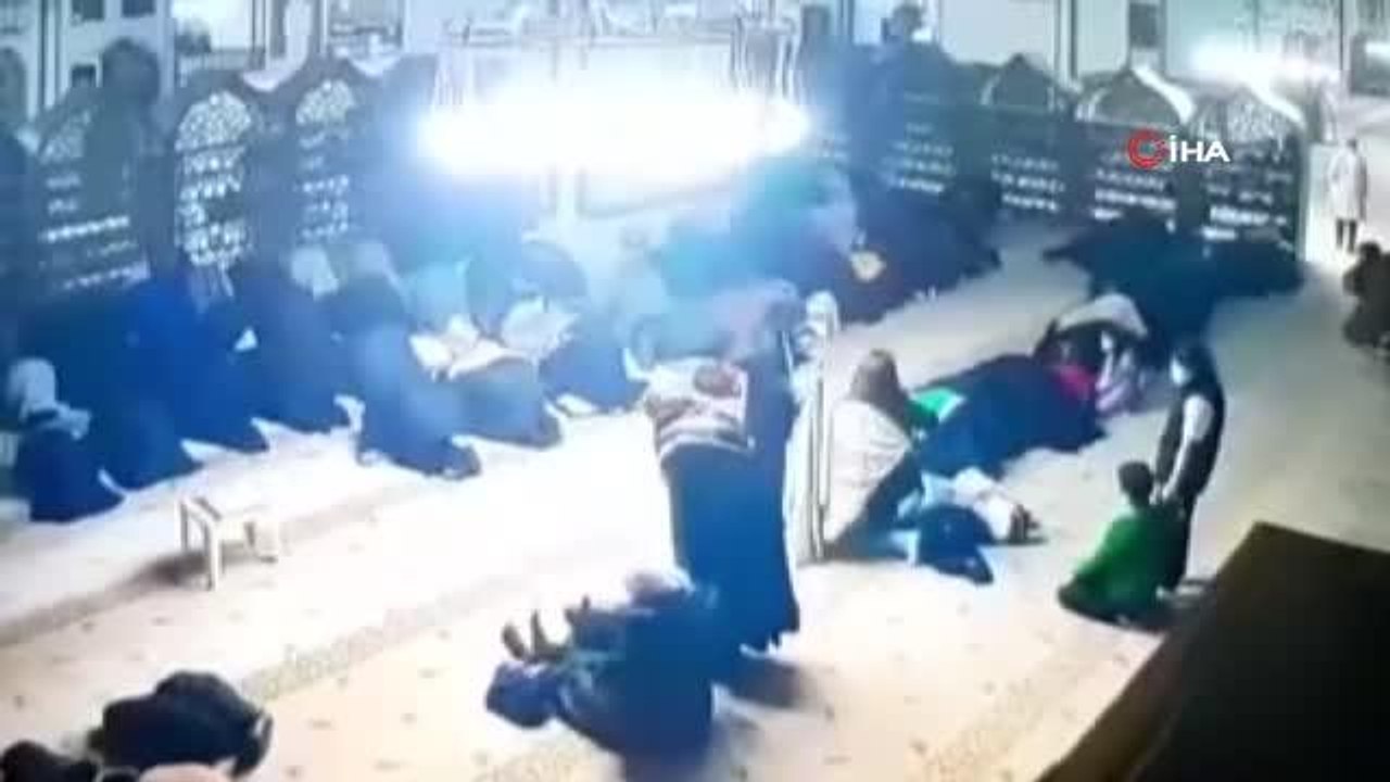 Namaz kılar gibi yapıp telefonu böyle çaldı