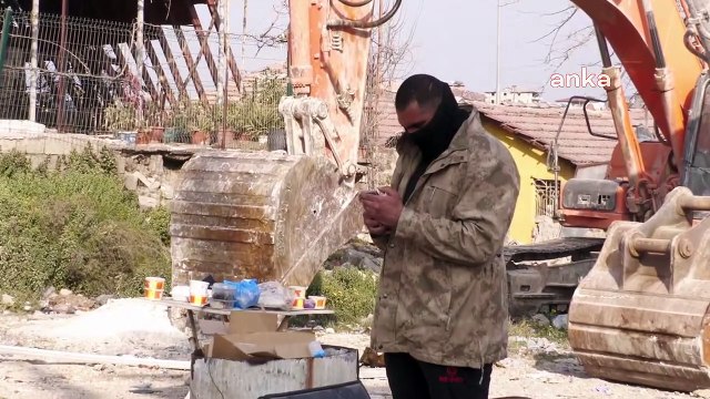 Antakya’da; kız kardeşi ve annesinin cansız bedeni enkazdan kendisi çıkardı, enkaz altındaki babası, ablası ile ağabeyi için günlerdir nöbet tutuyor