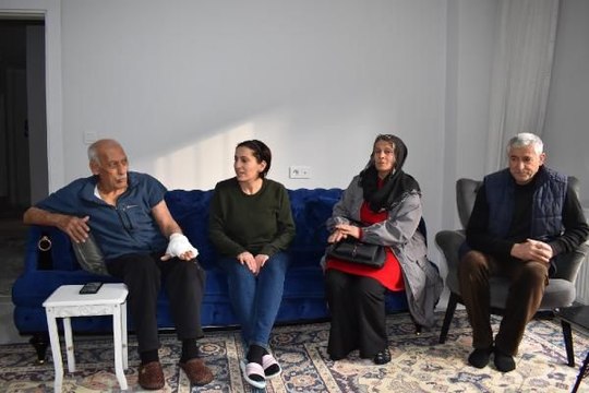 EŞİ VE OĞLUYLA ENKAZDAN KURTARILAN EMEKLİ ÖĞRETMEN: BİNA YERLE BİR OLDU