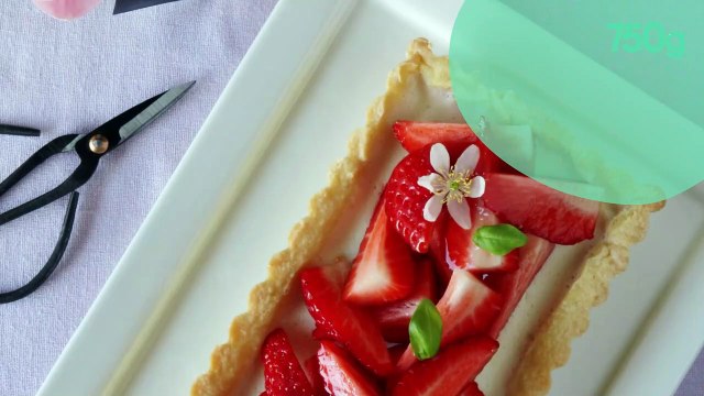 Tarte avec panna cotta au basilic et fraises