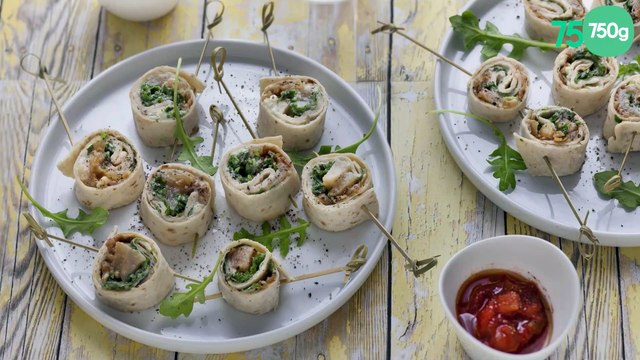 Wraps apéritifs aux oignons caramélisés, crème de roquefort, poire et roquette