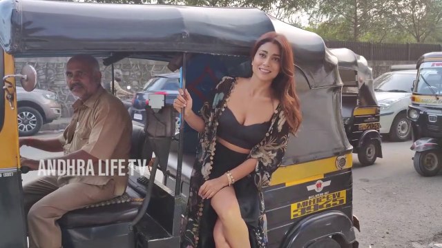 Public shocked by watching Shriya coming from Auto Rickshaw | Shriya saran hot | Shriya thigh show | Actress dropped by auto