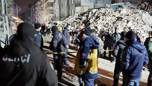 En acı bekleyiş! Anne baba, enkaz altında kalan kızlarından gelecek güzel haberi bekliyor
