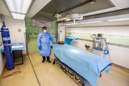 İzmir Büyükşehir Belediyesi Hatay'da Mobil Ameliyathaneli Sahra Hastanesi Kurdu