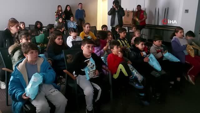Depremzede çocuklar sinema filmiyle eğlendi