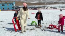 Depremzedeler Van'da kayak yaparak acı günleri unutmaya çalıştı