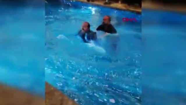 Mustafa Keser, depremzedelere moral gecesinde havuza düştü