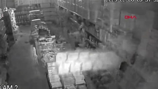 Markette 7.7'lik deprem anı kamerada