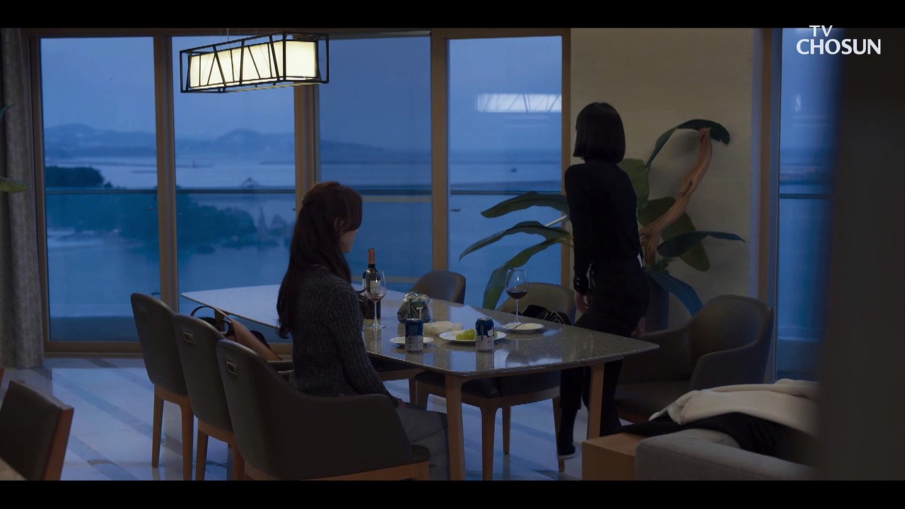 자신이 챙겨온 칼을 찾는 홍수현..? 위험 살벌한 두 사람 TV CHOSUN 2302...