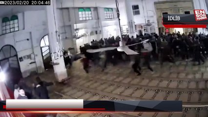 Suriye'nin İdlib kentinde camide namaz kılanların depreme yakalandığı an