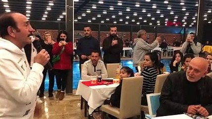 Mustafa Keser, depremzedelere moral gecesinde havuza düştü