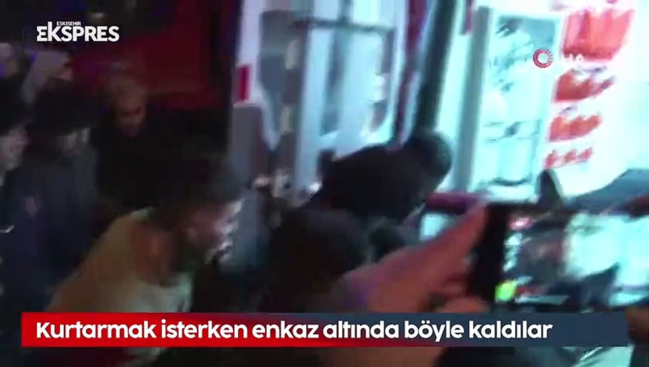 Kurtarmak isterken enkaz altında böyle kaldılar
