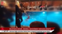 Türkücü Mustafa Keser, depremzedelere moral gecesinde havuza düştü