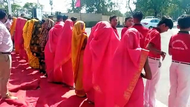 गुलाब की पंखडिय़ों की बौछार के साथ हुई मेहमानों की विदाई