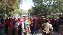 मजदूरी कम मिलने से श्रमिकों का फूटा गुस्सा, नगर परिषद के बाहर किया विरोध-प्रदर्शन-VIDEO