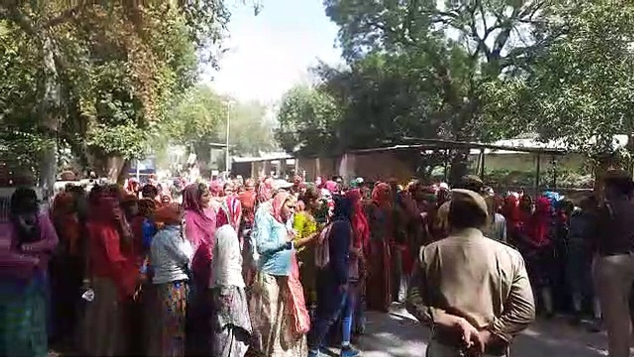 मजदूरी कम मिलने से श्रमिकों का फूटा गुस्सा, नगर परिषद के बाहर किया विरोध-प्रदर्शन-VIDEO