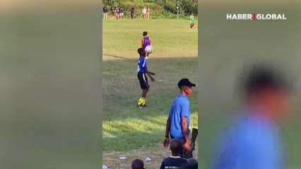 Küçük çocuğun topla yaptığı artistik hareketler büyük beğeni topladı... "Yeni bir Pele mi doğuyor?"
