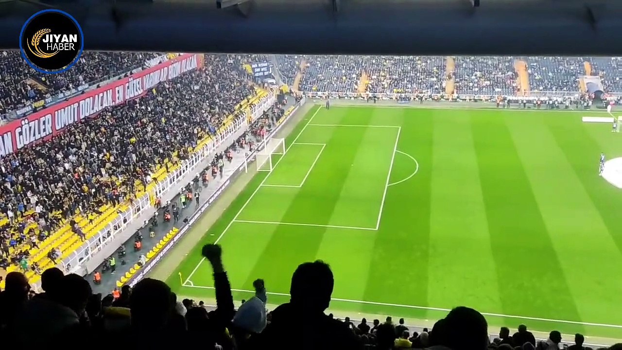Fenerbahçe tribünleri: "Yalan yalan yalan, dolan dolan dolan, 20 sene oldu istifa ulan!" "Hükümet istifa"
