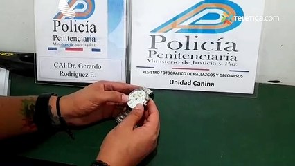 Encuentran droga en reloj y zapatos