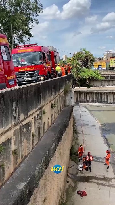 Homem cai no Rio Arrudas e é resgatado em BH