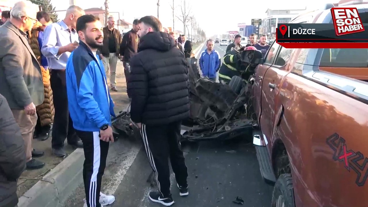 Düzce'de makas atan otomobil ikiye bölündü